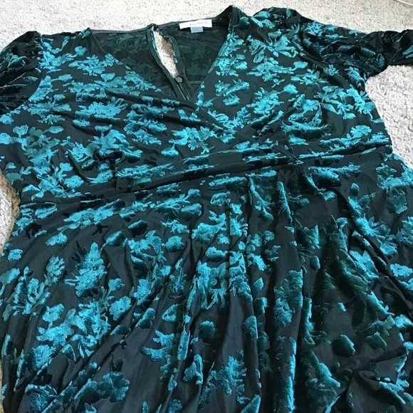 Calvin Klein. 3/4 sleeves. Black & green velvet floral. V-neck. High-low hem. - Picture 9 of 9